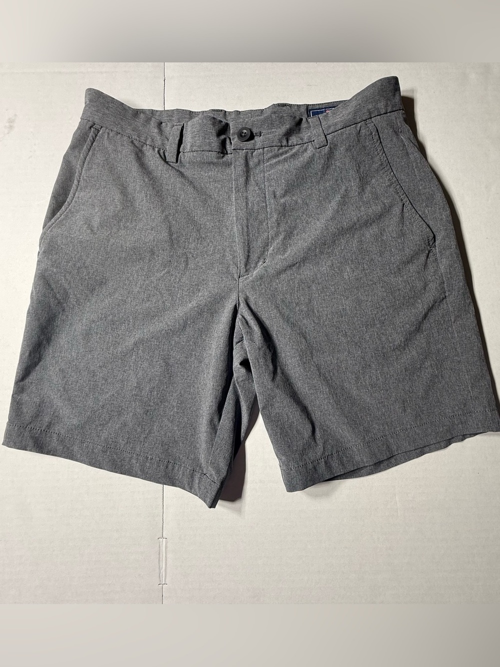 Vineyard Vines Performance Men's Gray Casual Shorts - Classic Everyday Style